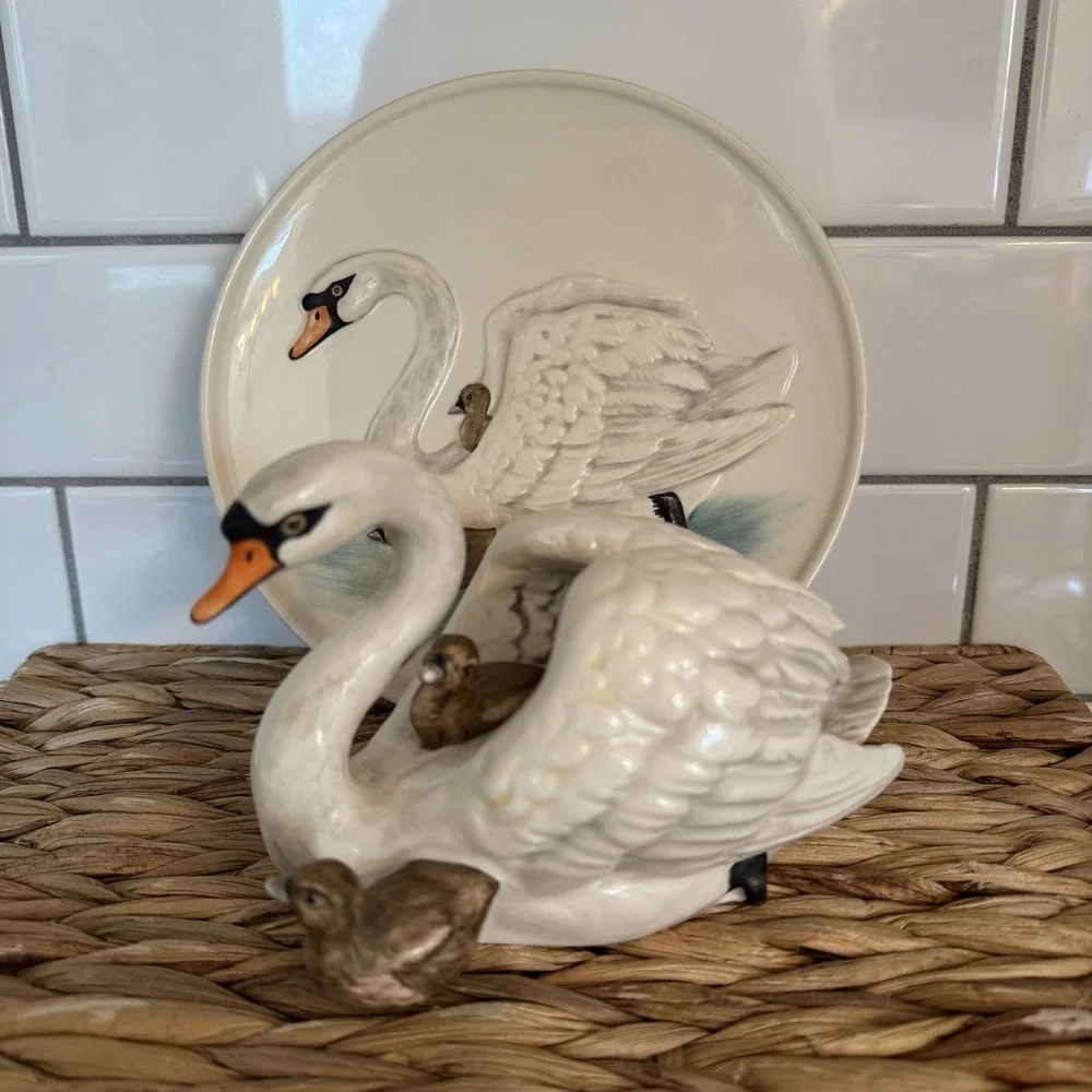 Goebel Mothers series 8th Edition Swan Mom And Baby Plate‎ And Figure